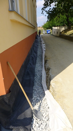 2019 Odvlhčení základů.JPG