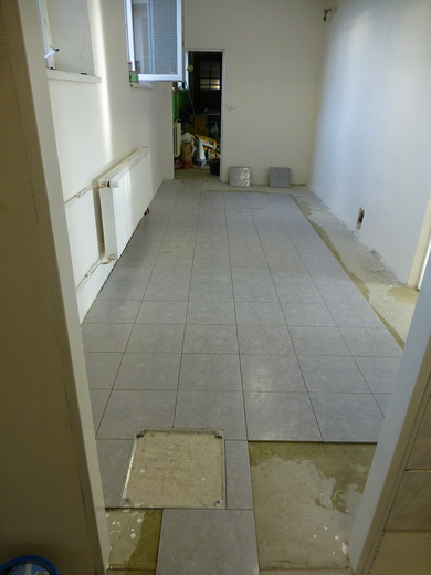 2019 Převlékárna 02, dlažba.JPG