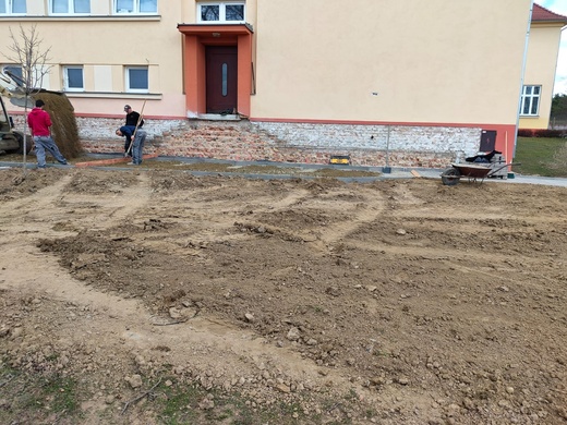 2023 Boční schodiště, chodník.jpg