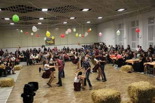Školní ples 2017.jpg