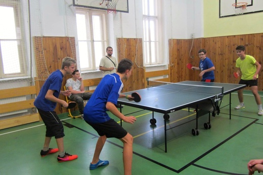 Stolní tenis okresní kolo Znojmo 2015.jpg